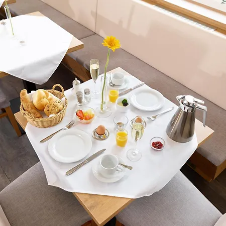 Hanauerlehen - Ruhige & Zentrale Top-lage - Mit Schwimmbad, Sauna, Parkplaetze & Cafe - Bayerischer Familienbetrieb