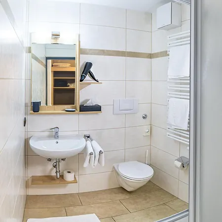 Hanauerlehen - Ruhige & Zentrale Top-lage - Mit Schwimmbad, Sauna, Parkplaetze & Cafe - Bayerischer Familienbetrieb