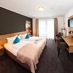 Hanauerlehen - Ruhige & Zentrale Top-lage - Mit Schwimmbad, Sauna, Parkplaetze & Cafe - Bayerischer Familienbetrieb