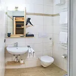 Hanauerlehen - Ruhige & Zentrale Top-lage - Mit Schwimmbad, Sauna, Parkplaetze & Cafe - Bayerischer Familienbetrieb Hotel Schoenau am Koenigsee