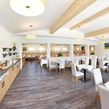 Отель Hanauerlehen - Ruhige & Zentrale Top-lage - Mit Schwimmbad, Sauna, Parkplaetze & Cafe - Bayerischer Familienbetrieb