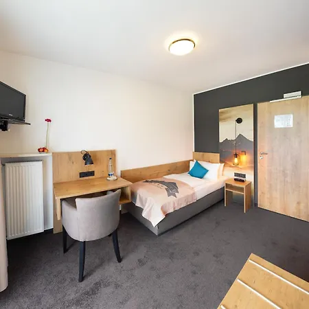 ホテル Hanauerlehen - Ruhige & Zentrale Top-lage - Mit Schwimmbad, Sauna, Parkplaetze & Cafe - Bayerischer Familienbetrieb